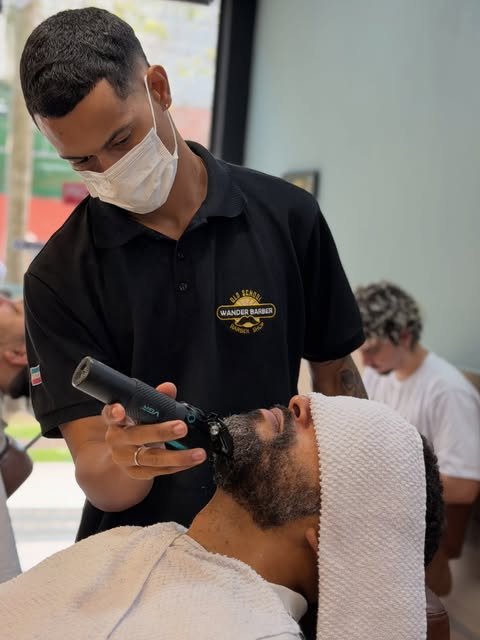 Barbeiro trabalhando na Wander Barber, Jardim Camburi